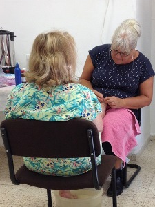 anneke als baanbreker in israel doet pedicure