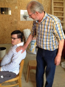 Wim en gehandicapte jongen in werkplaats