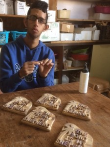 gehandicapte jongen in werkplaats