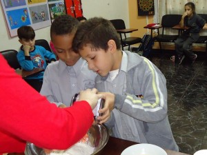 kinderen bakken koekjes met Baanbreker Esther