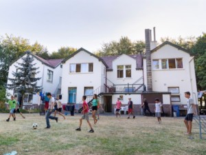 Groot Dennenlust voetballende kinderen Reveilweek