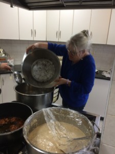 bakken van oliebollen bij Jemima