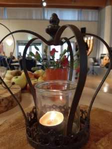 De kroon staat symbool voor God als Koning en het lichtje voor de NEM.
